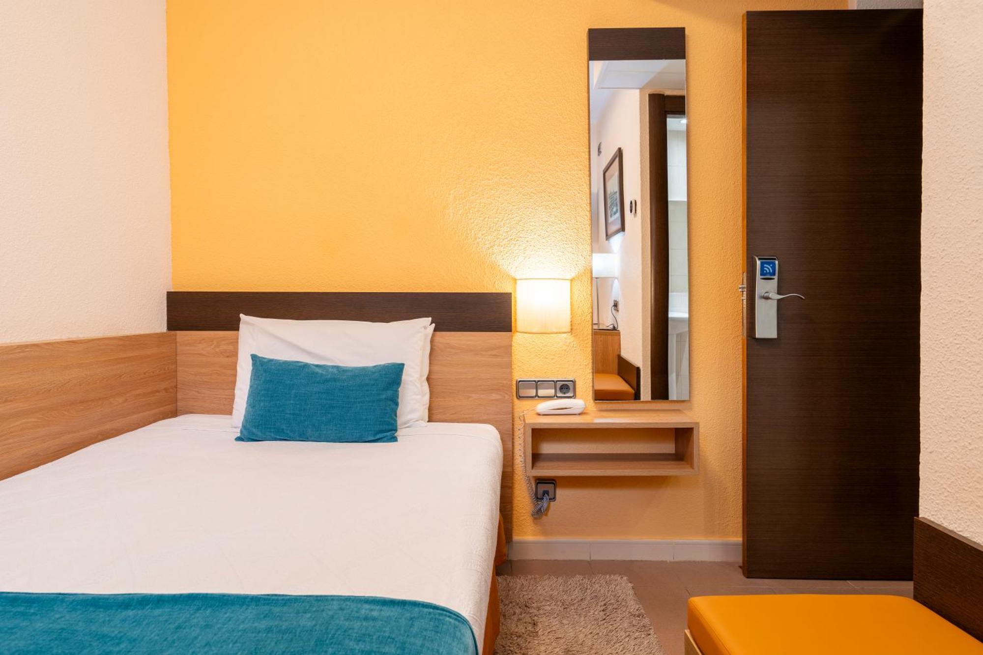 Hostal Ballesta Madrid Exterior photo
